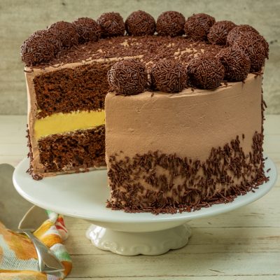 Bolo Trufado de Maracujá com Brigadeiro