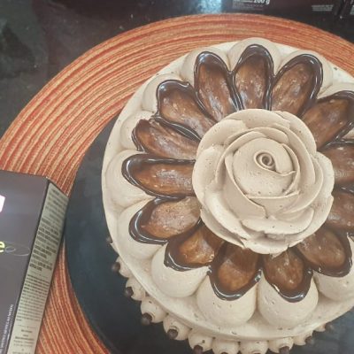 Bolo Mousse de Chocolate com Flores