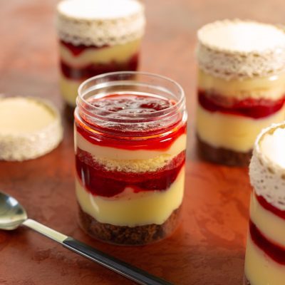 Bolo no Pote de Leite Cremoso com Geleia