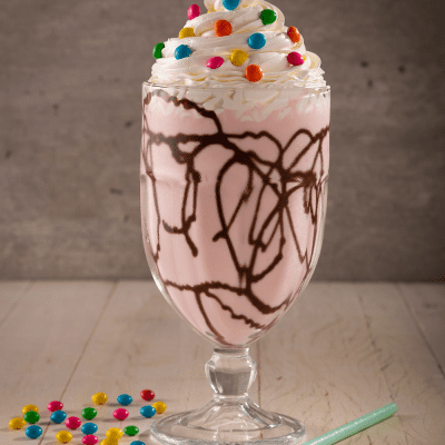 Milk Shake de Morango com Calda de Chocolate