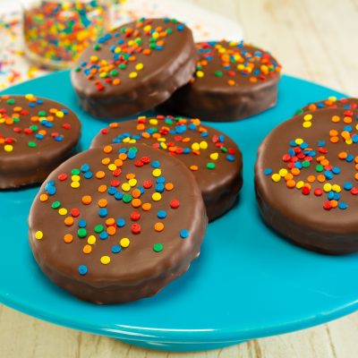 Biscoito de Chocolate com Recheio de Morango