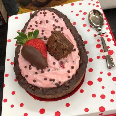 Ovo Brownie de Colher com Mousse de Morango