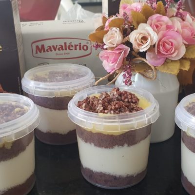 Panacota com Creme de Chocolate Branco e Maracujá no pote