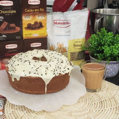 Bolo Quentão com Cobertura de Ganache Branca