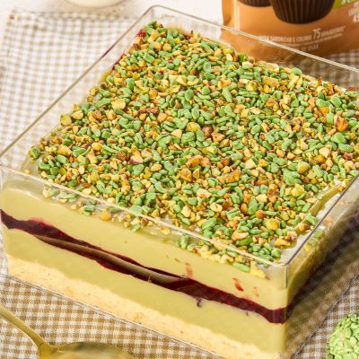 Torta de Pistache com Frutas Vermelhas na Travessa